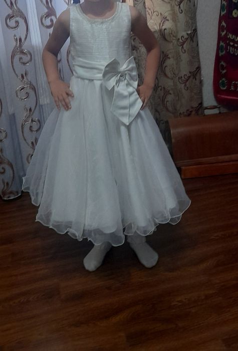 Продам белые вечерние платье для девочек