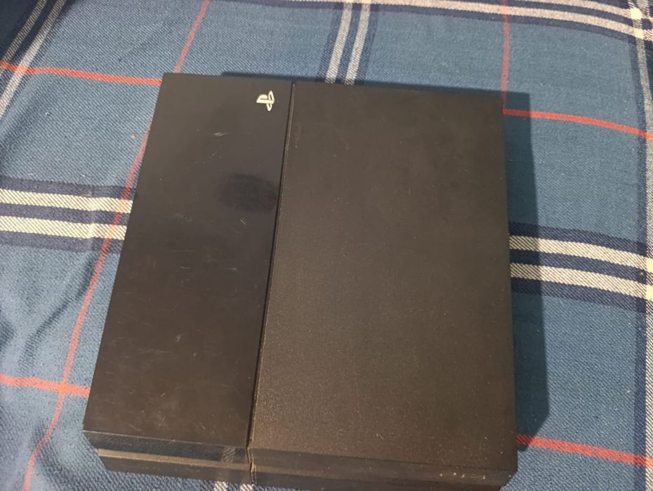 PS4 500GB + 4 диска (Bloodborne, Uncharted 4, ARK, Just Cause 4)