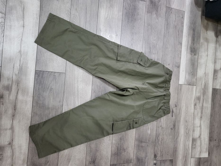 Vand pantaloni de salopeta