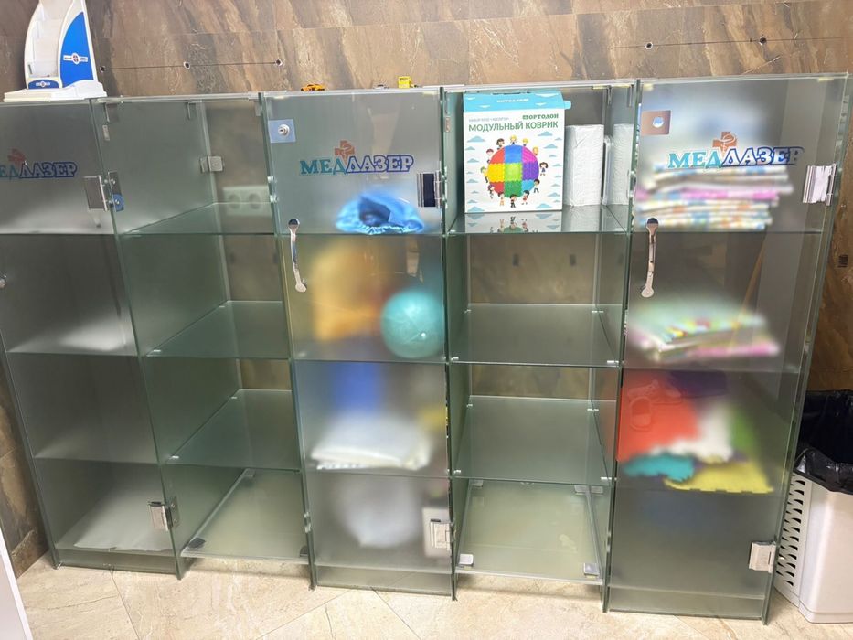 Стеклянный шкафчик