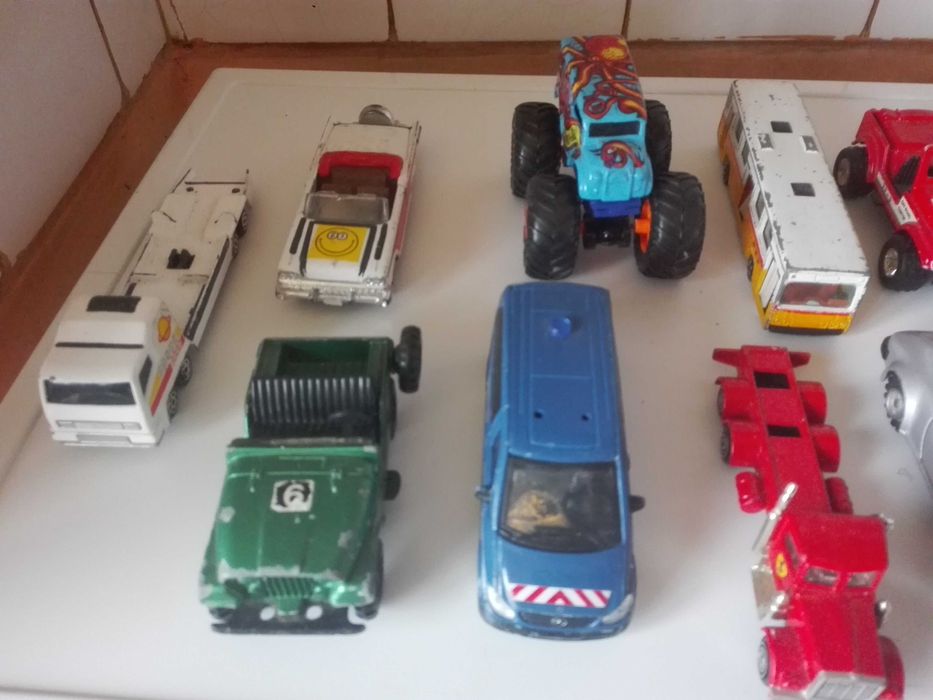 Рекламни камиончета , автомат и метални колички.