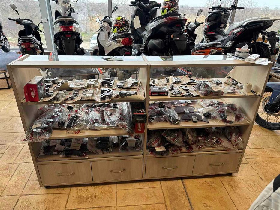 Шкаф витрина с чекмеджета