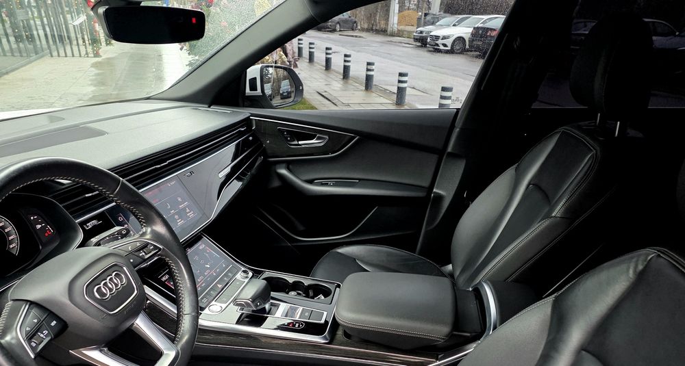 Продавам Ауди Q8