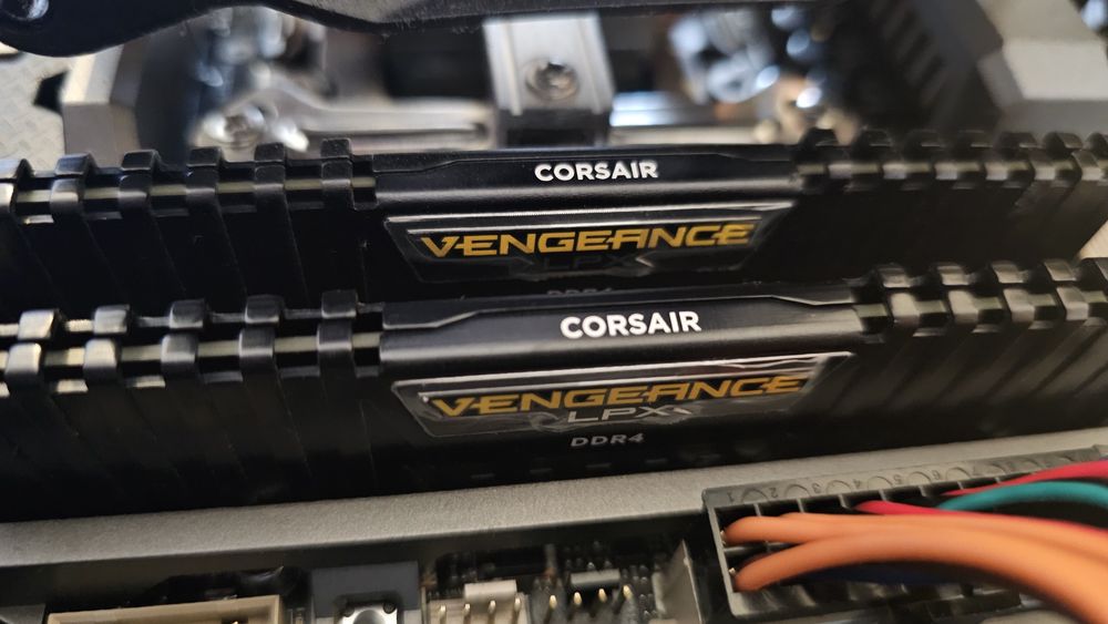 Геймърски Компютър + Монитор (Rx 580 8GB, 16GB DDR4 2133Mhz, i7-5830K)