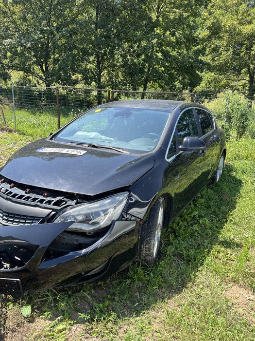 Opel astra j 2.0 diesel avariat , motor intact