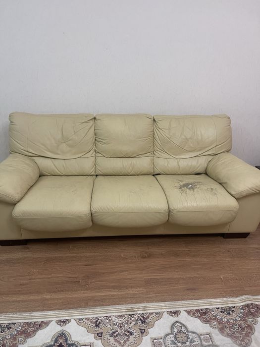 Диван кожанный.