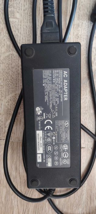 Продавам адаптор за лаптоп