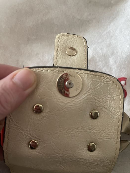 Mini geanta de mana Guess crem cu detalii aurii stare foarte buna