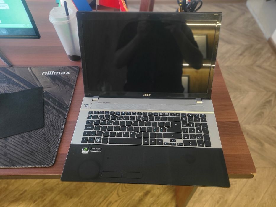 Acer V3-771 juda yaxshi holatda