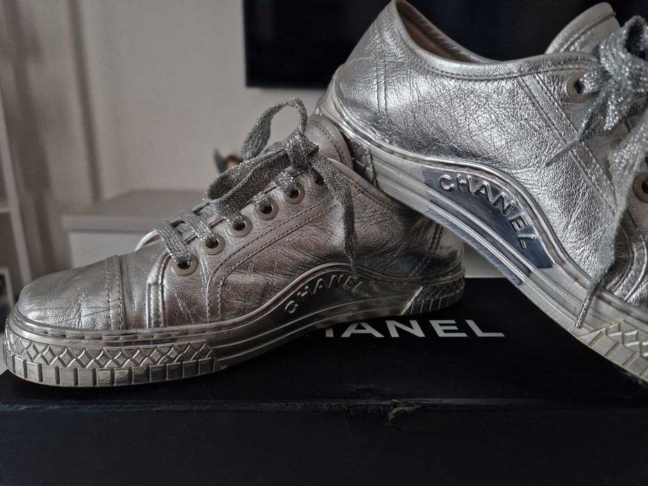 Vand adidași Chanel!