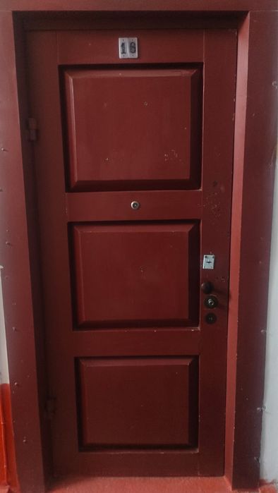 Дверь железная в отличном состояние