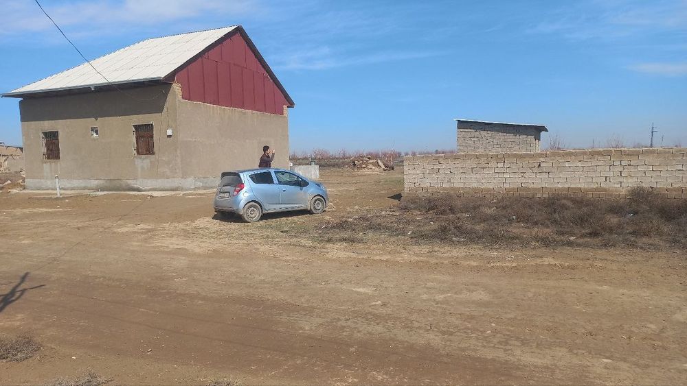 Uchastka sotiladi 18 sotix.Manzil Qarshi shahar Yangibogʻ mahallasi.