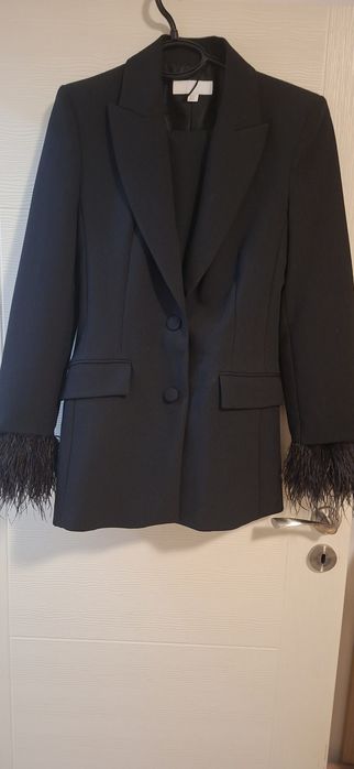 Черен костюм на Zara с пера