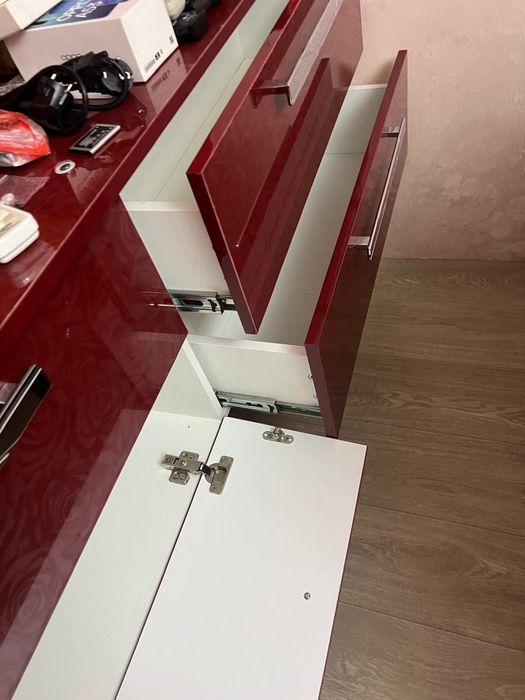 Срочно продам телевизор со шкафом