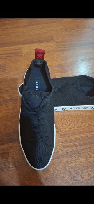 gaмcku нucku маратонku c Връзku DKNY Banson.