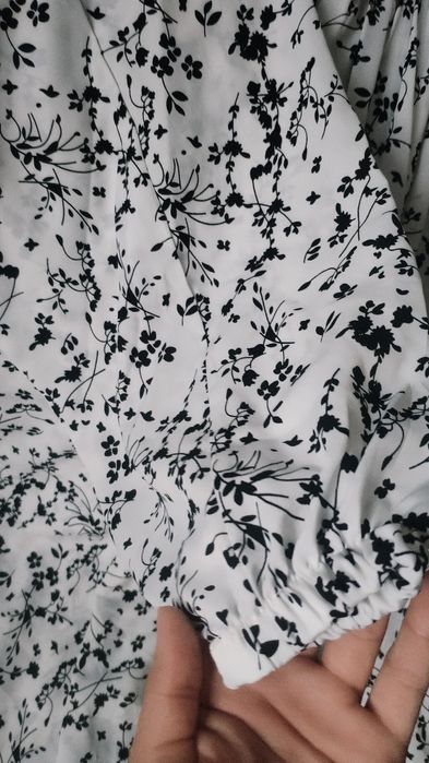 Oq matoda qora gulli ayollar ko'ylagi sifatli  turkiyadan keltirilgan.