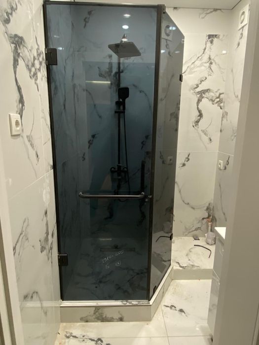 Стеклянные душевые кабины