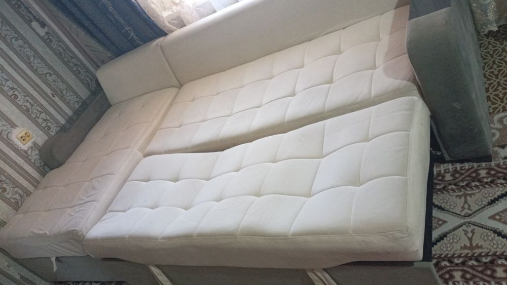 Продам угловой диван. Есть дефект.