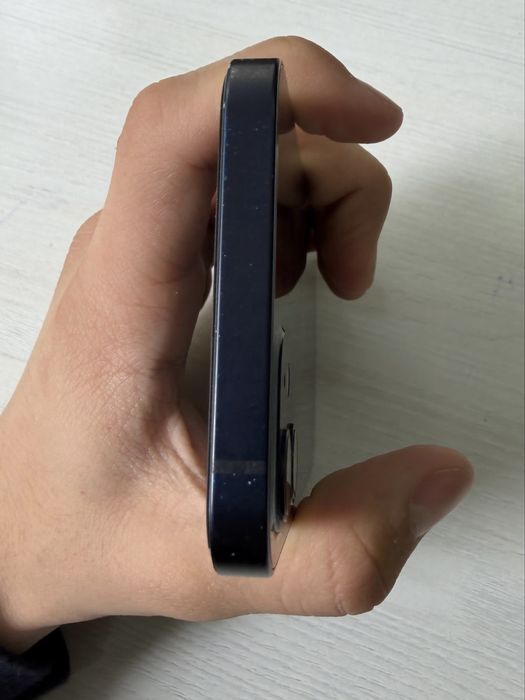 iPhone 12 черного цвета