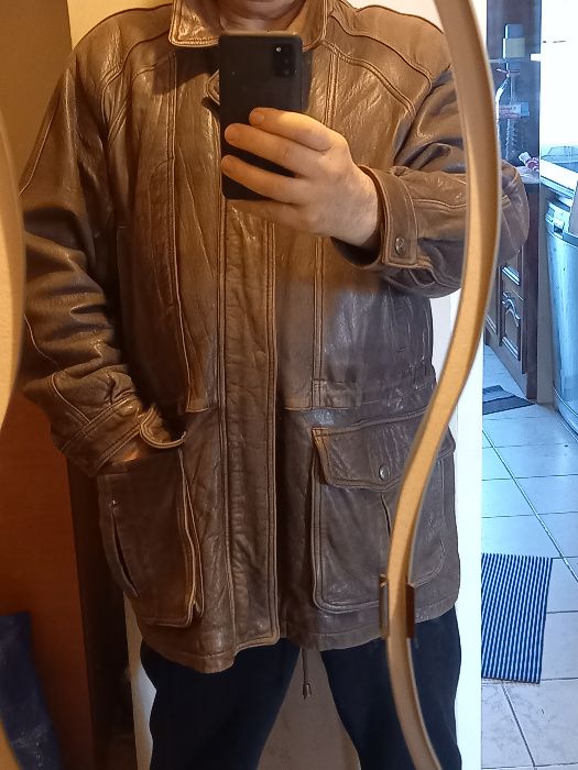 Este iarna geroasa. Scurta de piele foarte moale, matlasata adusa din