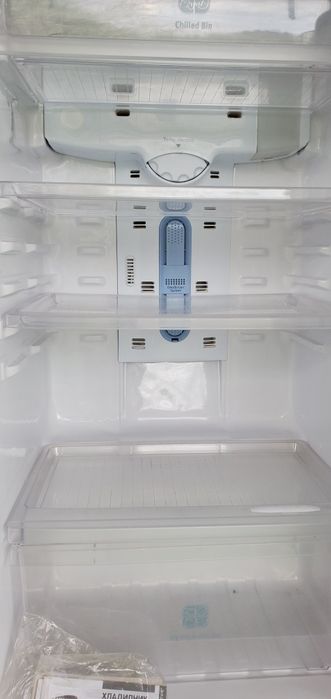 Хладилник с горен фризер Самсунг