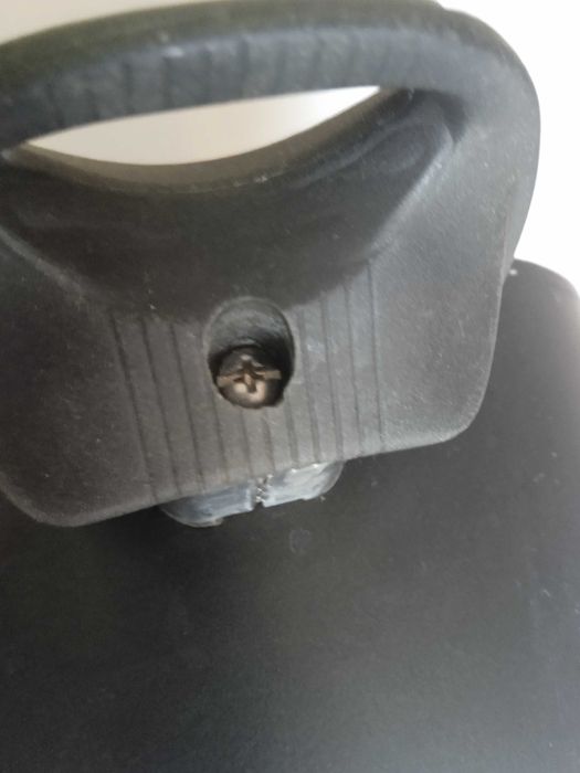 Черна тенджера с диаметър 24 см.