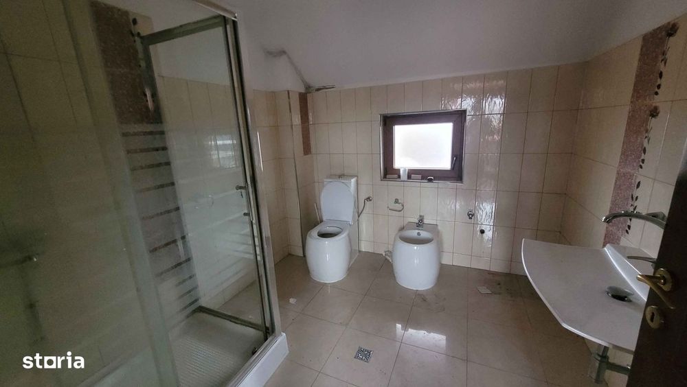 Imobil cu 3case:C1-3 nivele;C2-2nivele;C4-1 nivel;C3;C5;Piscina;Foisor