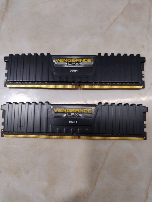 Memorii DDR4 Corsair 2 x 8 gb  3000 Mhz