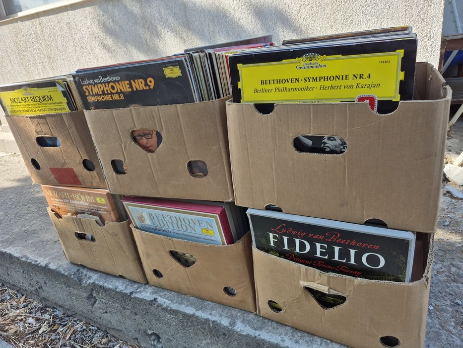 Vând 150lp discuri vinil Deutsche Grammophon cu muzică clasica mixta