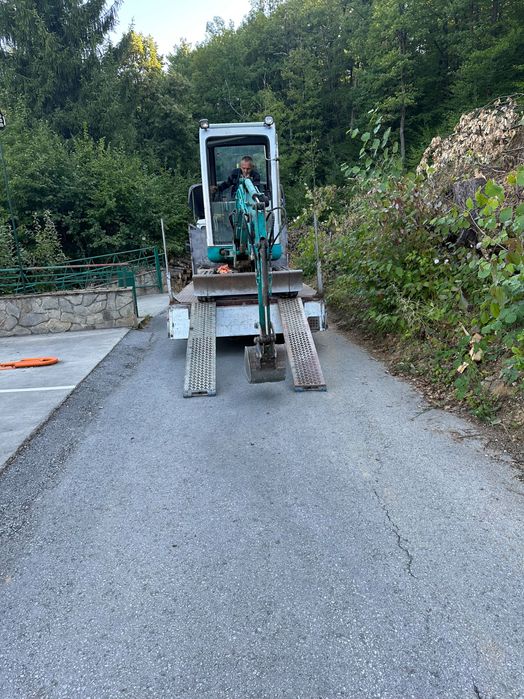 Услуги с мини Багер,  изкопи и транспорт .