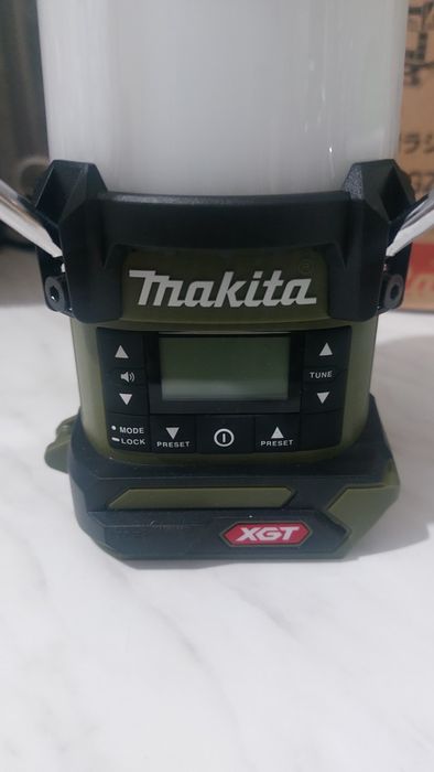 Акумулаторно радио с фенер Makita MR008GZO 40V Max