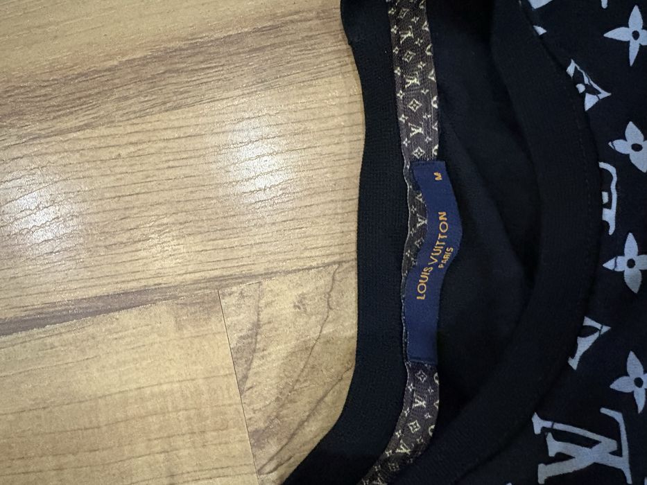 Тениска Louis Vuitton.