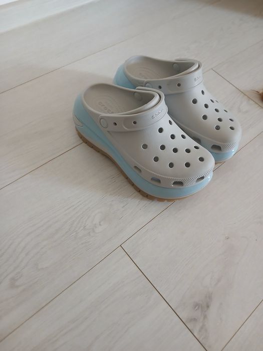 Vand Crocs noi fara eticheta