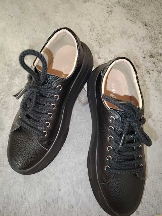 Сникърси . Естествена кожа!