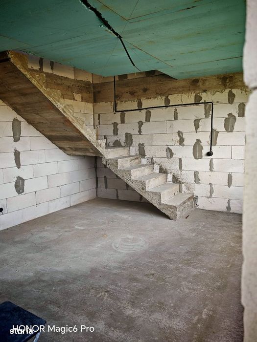 Casa in curs de constructie de vanzare