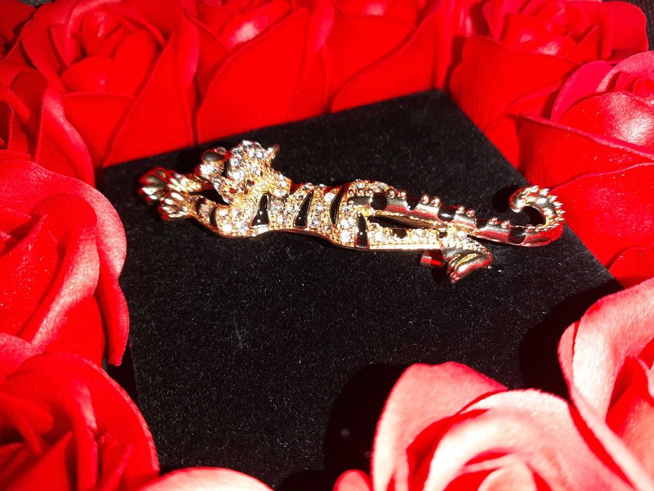Brosa de lux leopard cu strasuri si cutie cadou de bijuterii