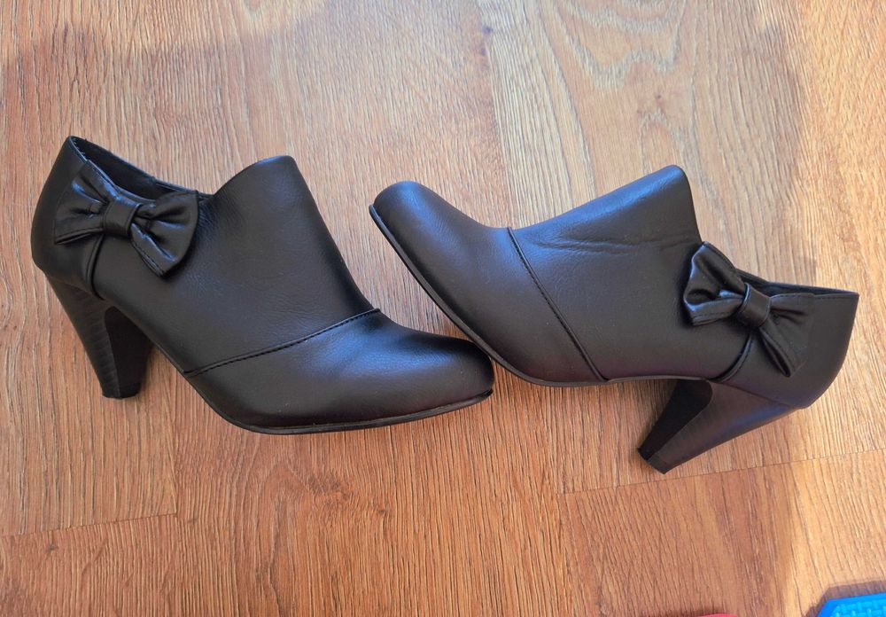 Черни обувки с ток и панделка