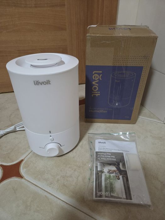 Чисто нов ултразвуков овлажнител за въздух Levoit Dual 150, бял на цвят, който също функционира като дифузер за етерични масла.