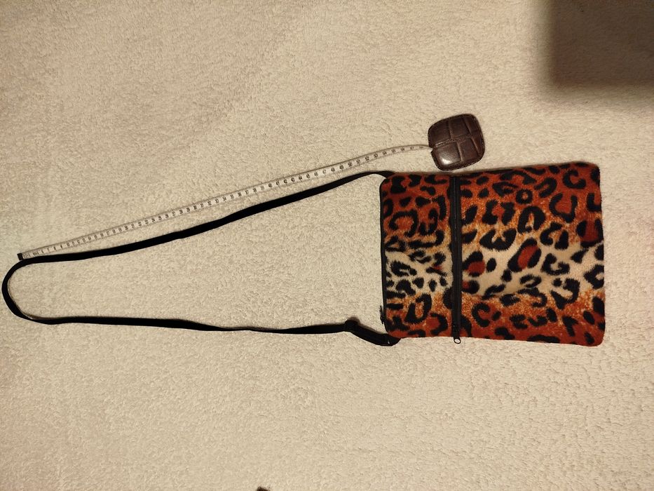 Малка чантичка с  дълга дръжка 110 см.