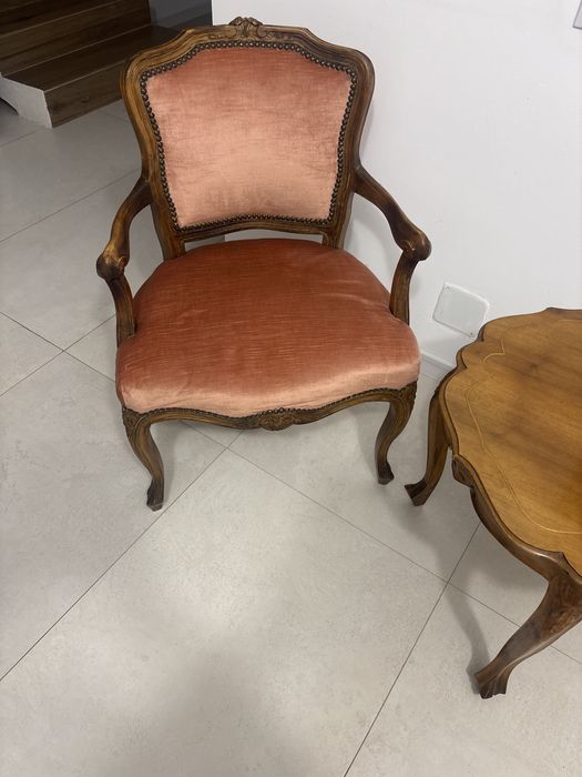 Set Vintage Stil Louis XV – 2 Fotolii Catifea Somon și Măsuță Cafea