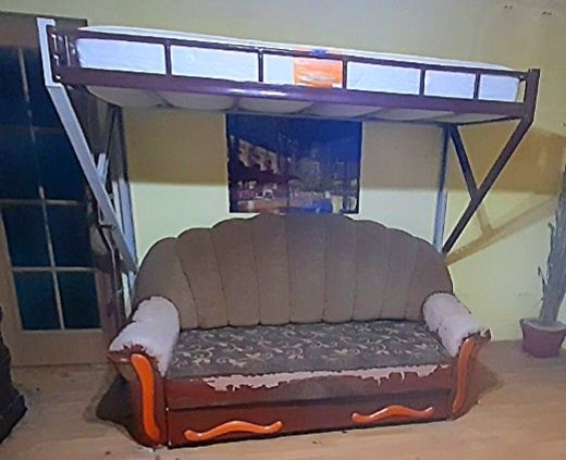 Pat suspendat de perete