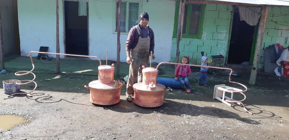 Vand un cazan de tuica din cupru alimentar are 200l