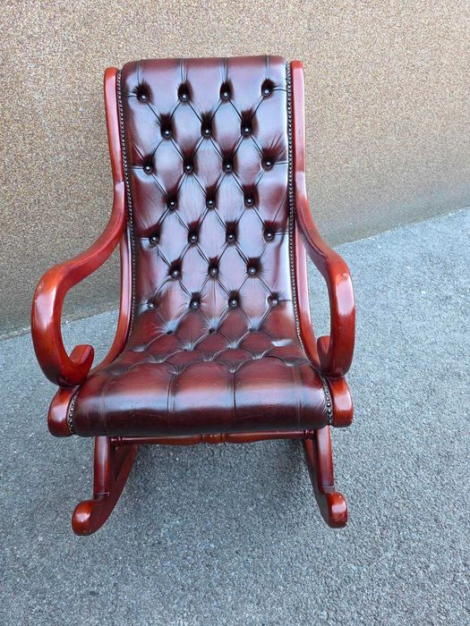 Шкаф с метален обков