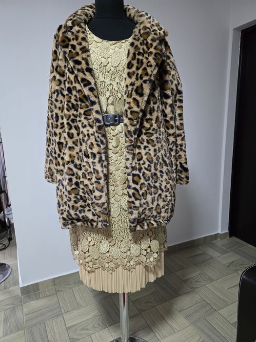 Rochie din dantela brodata cu strasuri, pliseuri în partea de jos