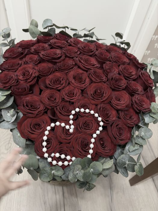 Цветы 51 роза в корзине