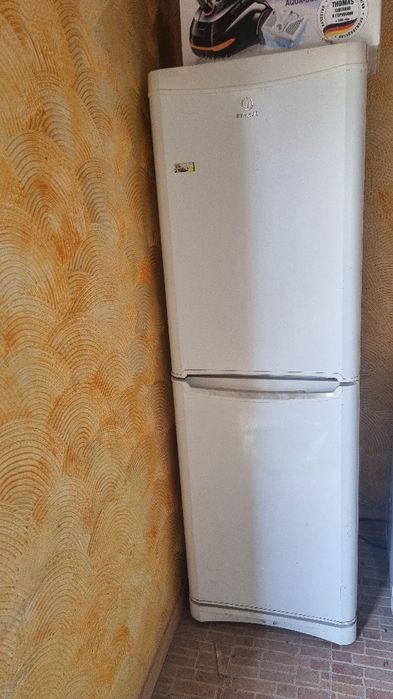 Продаю INDESIT холодильник