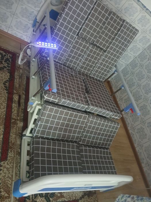 Se vinde pat medical electric rabatabil cu telecomandă +saltea antiescare.Stare:  FOARTE BUNĂ