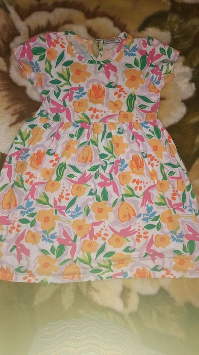 Продаются  платья для девочки .