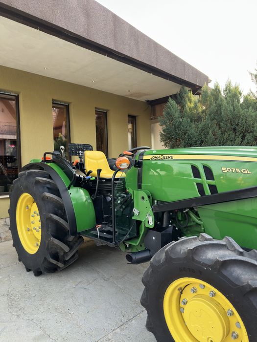 Vând John Deere 5075GL