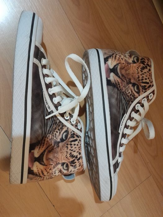 Продавам дамски  маратонки